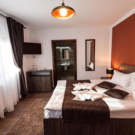 Casa Raisa Hotel บุชเตนี ภายนอก รูปภาพ
